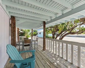 Island Getaway w/ Pool, Beach Access, Kitchen & Dock Fishing - Little Torch Key - Balkon