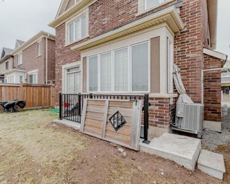 Luxury Basement Apartment in Oakville - Oakville - Outdoors view