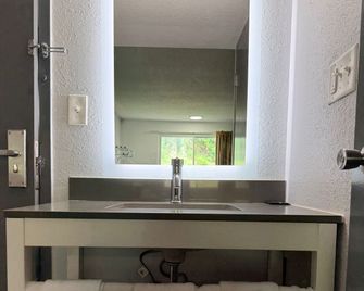Regency Inn And Suites - Nashville