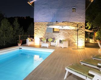 Romantic Villa La Chiesetta with private pool ideal for couples and families - Fabriano - Piscina