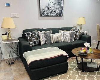 Cozy Basement Apartment in Timmins - Timmins - Obývací pokoj