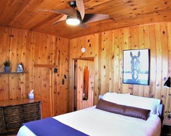Welcome to Rebel Ranch; an extremely unique stay, property and location - Laramie - Bedroom