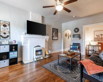 The Cozy Chickasha, Fiber Wifi, Washer & Dryer, Near Dt Chickasha & Leg Lamp! - Chickasha - Living room