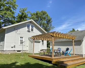 2 blocks from the beach!! In the desireable downtown Suttons Bay!! - Suttons Bay - Patio