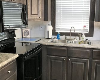 Coast Oak -Beautiful New Tiny Cottage - Perfect Family Getaway - Aransas Pass - Kitchen