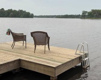 Waterfront Escape! Enjoy quiet, privacy & relaxation in this 3-bedroom retreat! - Mount Pleasant - Патіо