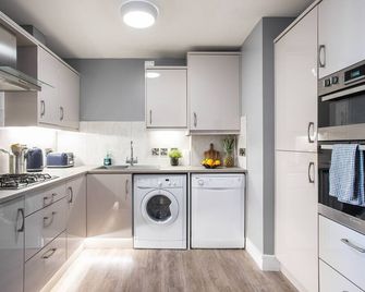 5 Star Ultra Luxury I Great Views I Underground Parking I Long Stay - Belfast - Cocina