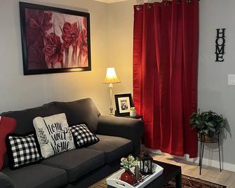 Homey cottage near the Banks of the Cumberland & Dale Hollow Lake! - Burkesville - Living room