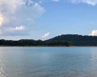Eagle's Nest Cottage on Center Hill Lake with private path to the water's edge. - Baxter - Outdoors view