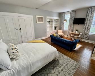 Historical loft, 2 Blocks from Trail & Downtown - Cumberland - Спальня
