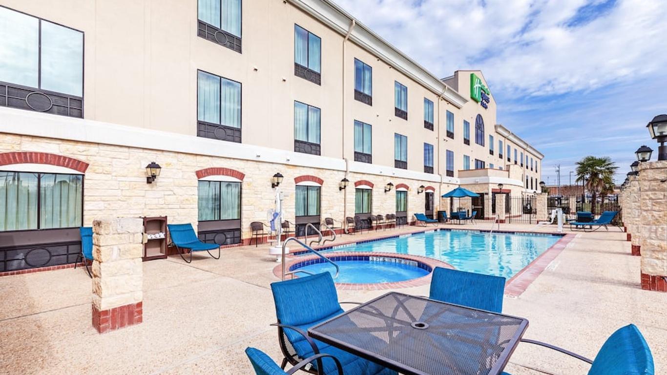Holiday Inn Express & Suites Floresville