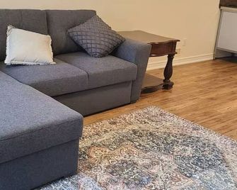 Full house, 3 BDR, 2WR, free Parking , extra beds - Windsor - Living room