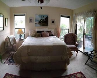 Charming Lakefront Studio w/Lanai & Dock in Lakeview Village - Brandon - Bedroom