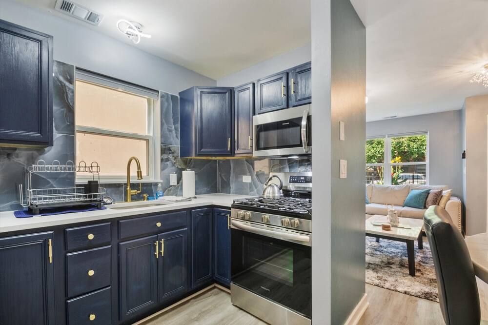 Chic 2-bedroom apartment in vibrant Chicago with AC, WiFi - שיקאגו - מטבח