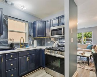 Chic 2-bedroom apartment in vibrant Chicago with AC, WiFi - Chicago - Cocina