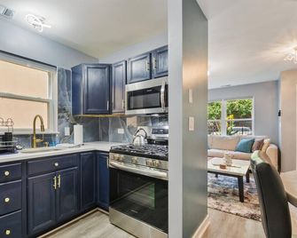 Chic 2-bedroom apartment in vibrant Chicago with AC, WiFi - Chicago - Kitchen