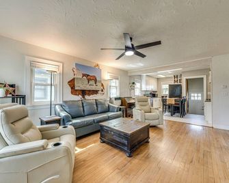 2 Mi to Dtwn Family Home in Cheyenne! - Cheyenne - Living room