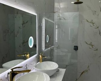 H et L - Tortuguero - Łazienka