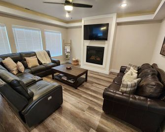 Large House with 3 King Beds 20 minutes from Bryce Canyon - Panguitch - Olohuone