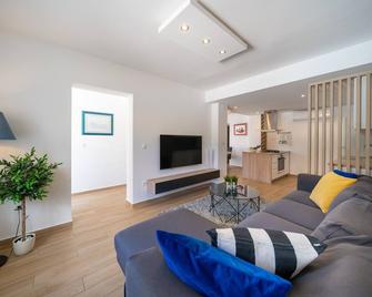 Holiday Home Apartments Bellamare - Zadar - Living room