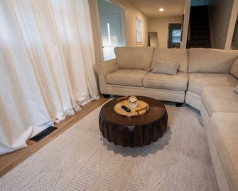 4br Modern Farmhouse, Golf Views Sleeps 10 - Belton - Living room