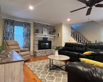 Beautiful, spacious and quiet house in the heart of Moline. - Moline - Living room