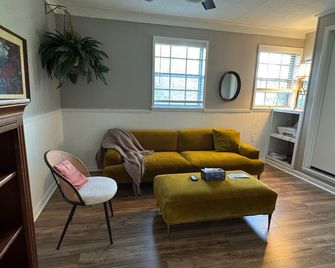 Delightful 3-bedroom house with Home Office and AC in North Little Rock - North Little Rock - Living room