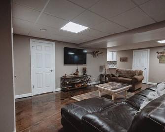 Peaceful Neighborhood Outside Of Kearney And One Of The Largest Homes Available. - Kearney - Living room