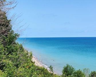 Have A Grand Time On Grand! Family-Friendly House W/ Privacy, Space, & Location! - Port Washington