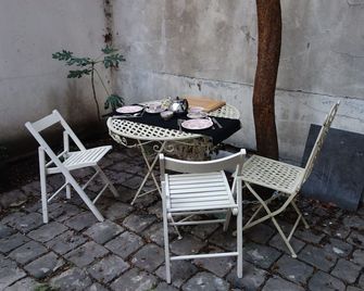 Small house, completely reniewed, at the back of a silent yard, with trees. - Paris - Uteplats