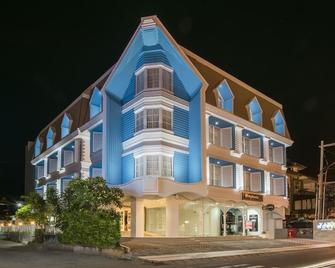 Yan's House Hotel - Kuta - Building