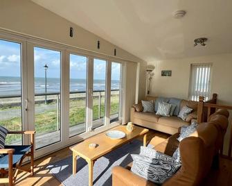Luxurious Beachside Retreat, Sleeps 10, Dog-Friendly, with Mesmerizing Sea and Beach Views - Aberaeron - Living room