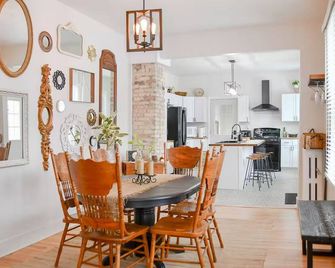 Charming 1870's Downtown Loft - Green Bay - Dining room