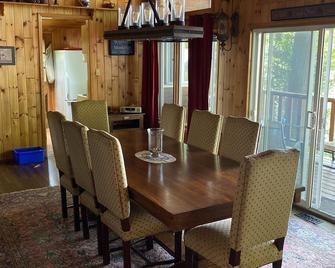 Comfy Muskoka cottage on a quiet bay for year round fun and relaxation - Dorset - Dining room