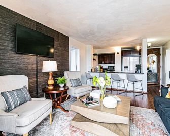 Cosmopolitan Condo - Lagoon Centre 701 In the Heart of Hilo - Hilo - Wohnzimmer