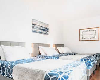 King Bed Suite - Huge Game Room - 3 Floors - Bismarck - Bedroom
