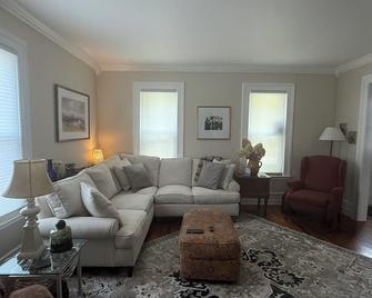 Historic 2-bedroom condo in Owosso - Owosso - Living room