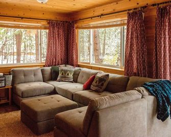 Romantic Riverfront Cottage - 1 Mile to Winthrop! - Winthrop - Sala de estar