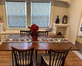 Spacious Home near Downtown San Leandro - San Leandro - Dining room