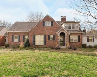 Cottage Charm | Private Rooftop Deck - Nashville - Bina