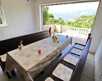 Apartments Ana's Home - Two Bedroom Apartment with Terrace and Garden View(A1) - Žrnovo - Balcón