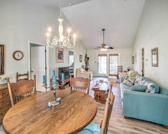 Oak Island Home w/ Yard 1 Mi to the Beach! - Oak Island - Dining room