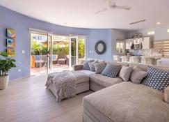 Modern Beach Home in Cerritos no service fees - El Pescadero - Living room