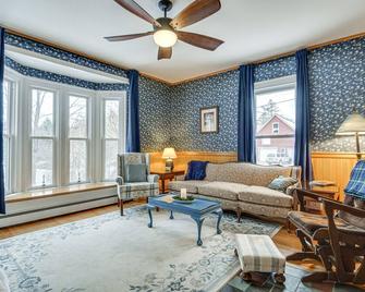 Charming Wilton Vacation Rental with Fire Pit - Wilton - Living room