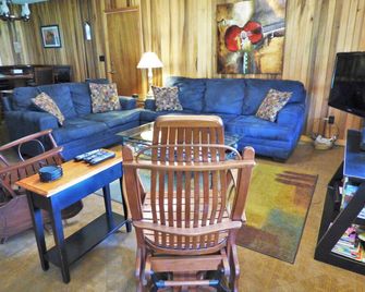 27 Riverfront Acres of Serene Mountain Views - Dog and Kid paradise! - Elkins - Living room