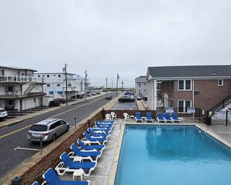 Crest studio w/ heated pool! Steps from the beach - Wildwood Crest - Piscina