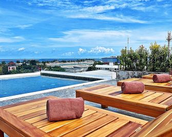 The Sixteenth Naiyang Beach Hotel SHA+ - Sakhu - מרפסת