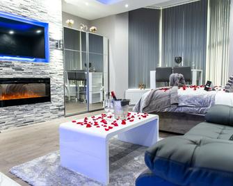 Aphrodite Suites - Bradford - Living room