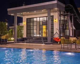 Elivaas Ibiza Luxe 4-Bhk Farmhouse - Nueva Delhi - Piscina