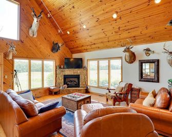 Pet-Friendly Vienna Cabin w/ Screened-In Porch! - Vienna - Sala de estar